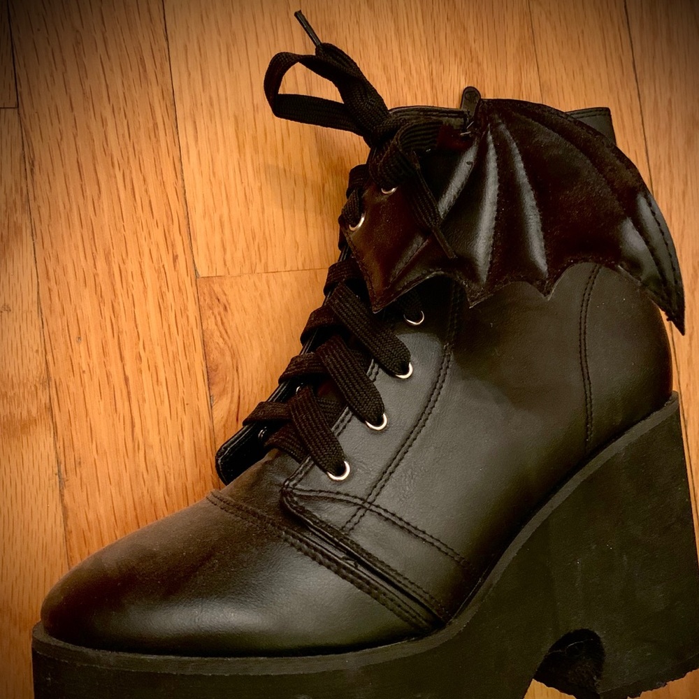 Black Bat Wing Boots Iron Fist - Picture 1 of 2